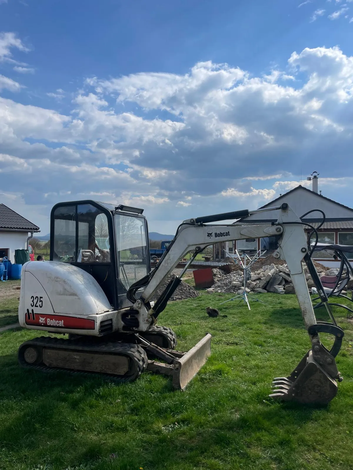 Výkop základů bagrem